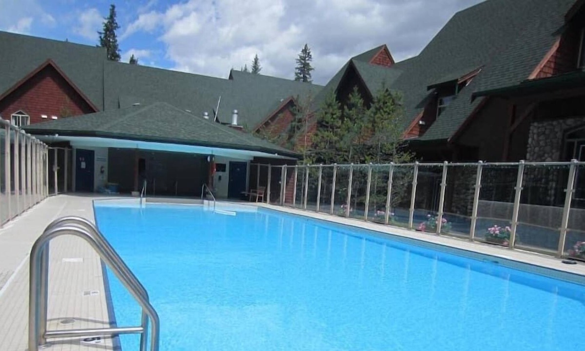 Canmore Ski Chalet | ★Mystic Chalet★King Bed★Heated Pool&HotTub★Clean!
