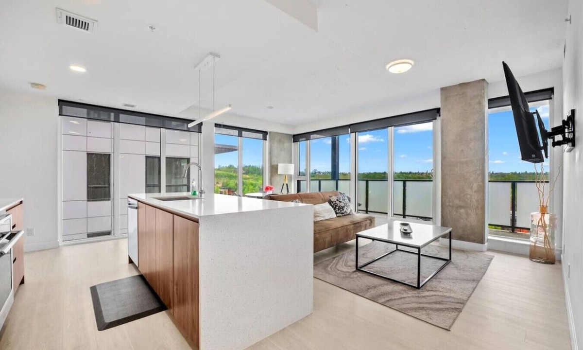 Kensington Apartment | NEW | 2BR | Mins to Saddledome | UG Parking | AC
