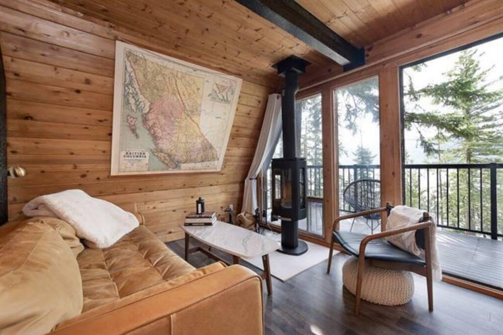 Celista Cabin | New** Bayside Estate: A quaint and cozy A-frame cabin nestled among the trees.
