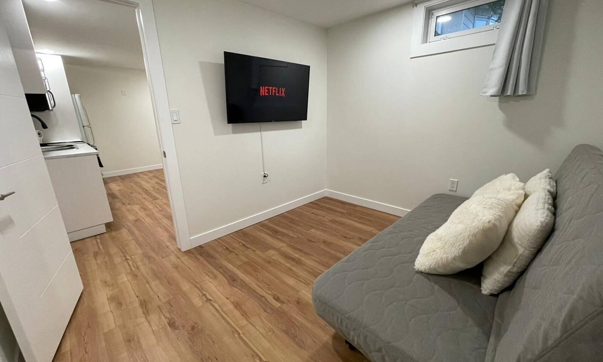 West Edmonton House | New Modern 2 Bed Suite - Steps From West Edm Mall