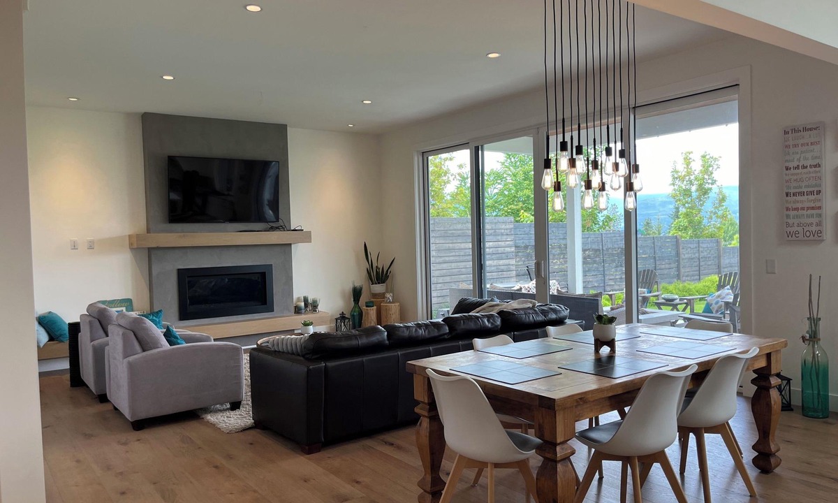Southwest Mission House | 🏖️NEW! Modern House w/a huge Hot Tub Spa close to Beaches, Trails & Wineries.