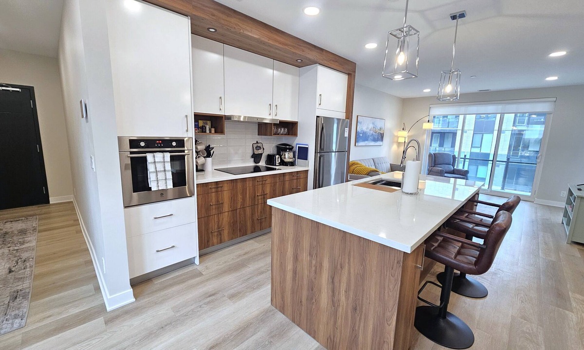 University District Condo | New! Sleeps 6 in YYC Uni District. Pet Friendly, Close to Mountains & Downtown!