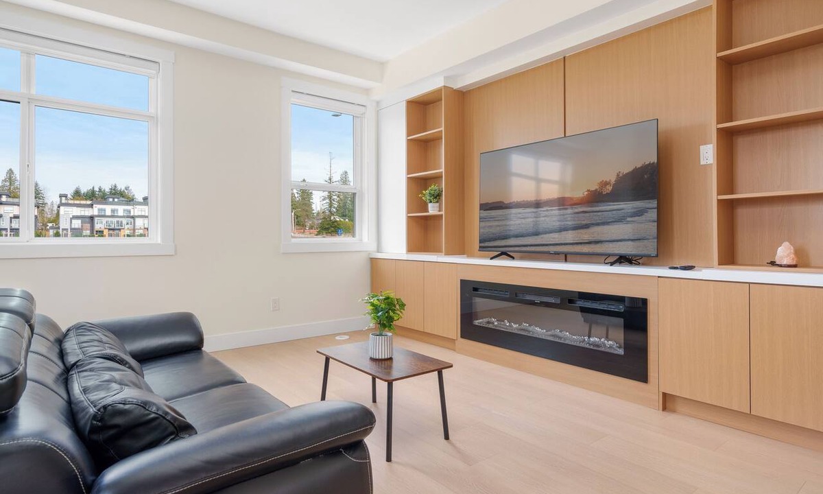 Willoughby House | Newly Built 3BR Townhome - Rooftop Patio & Garage