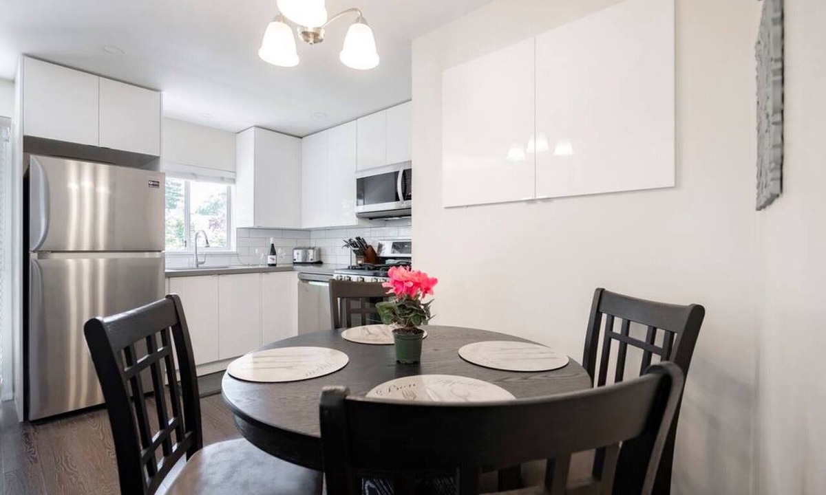 Kitsilano Apartment | Newly Reno`d 2 bdrm Kitsilano Centrally Located