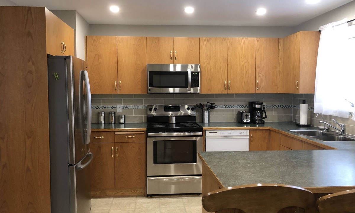 Mountain View House | Newly renovated 5 bedroom 2 bath house on Payne Lake road 15 mins from Waterton