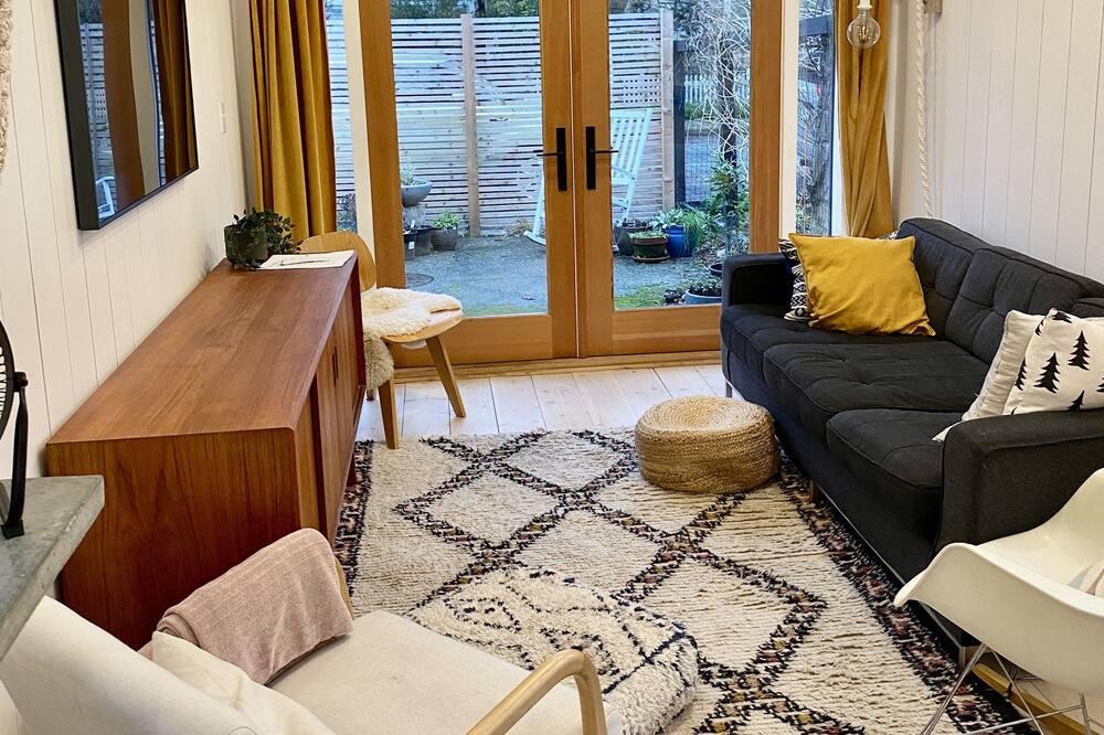 Victoria Cottage | Newly renovated modern suite near Royal Jubilee Hospital in city centre.