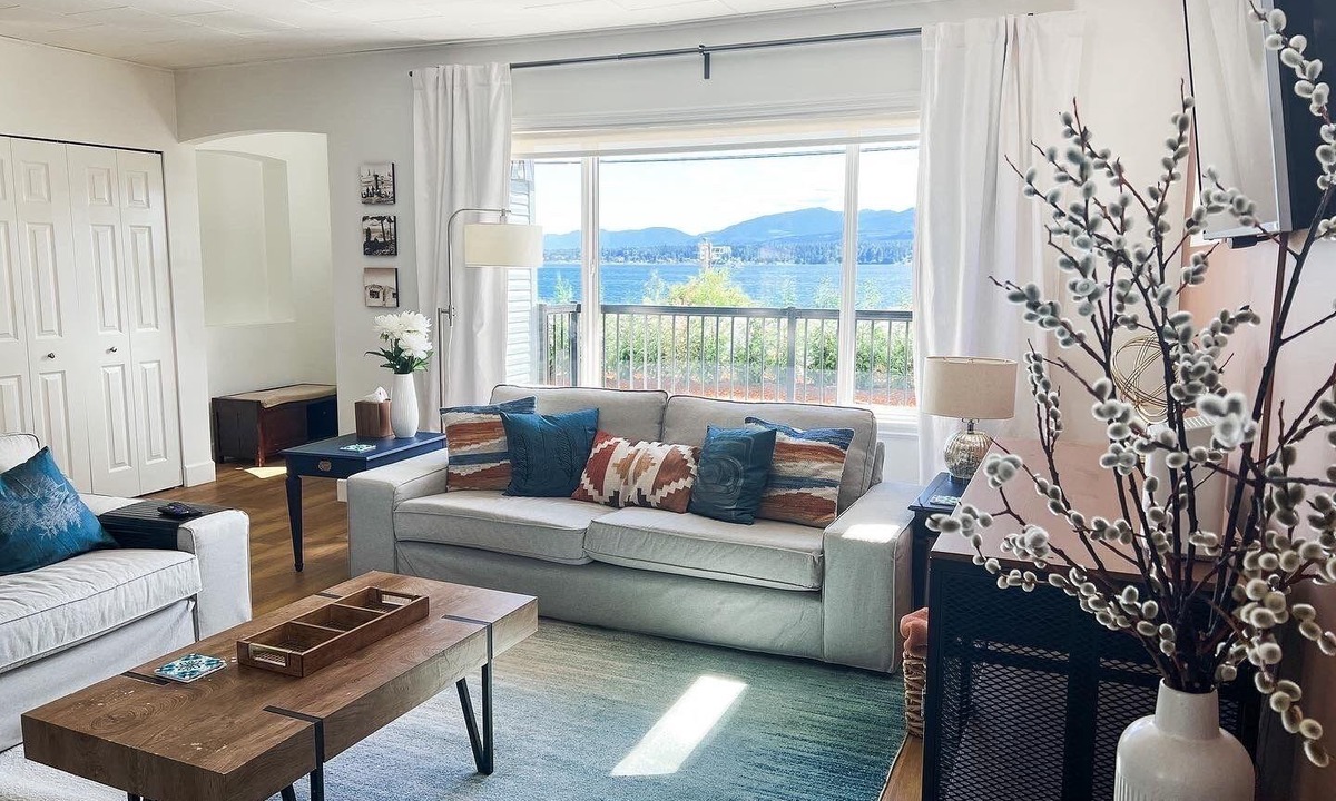 Comox House | Newly renovated oceanside and mountain view bungalow