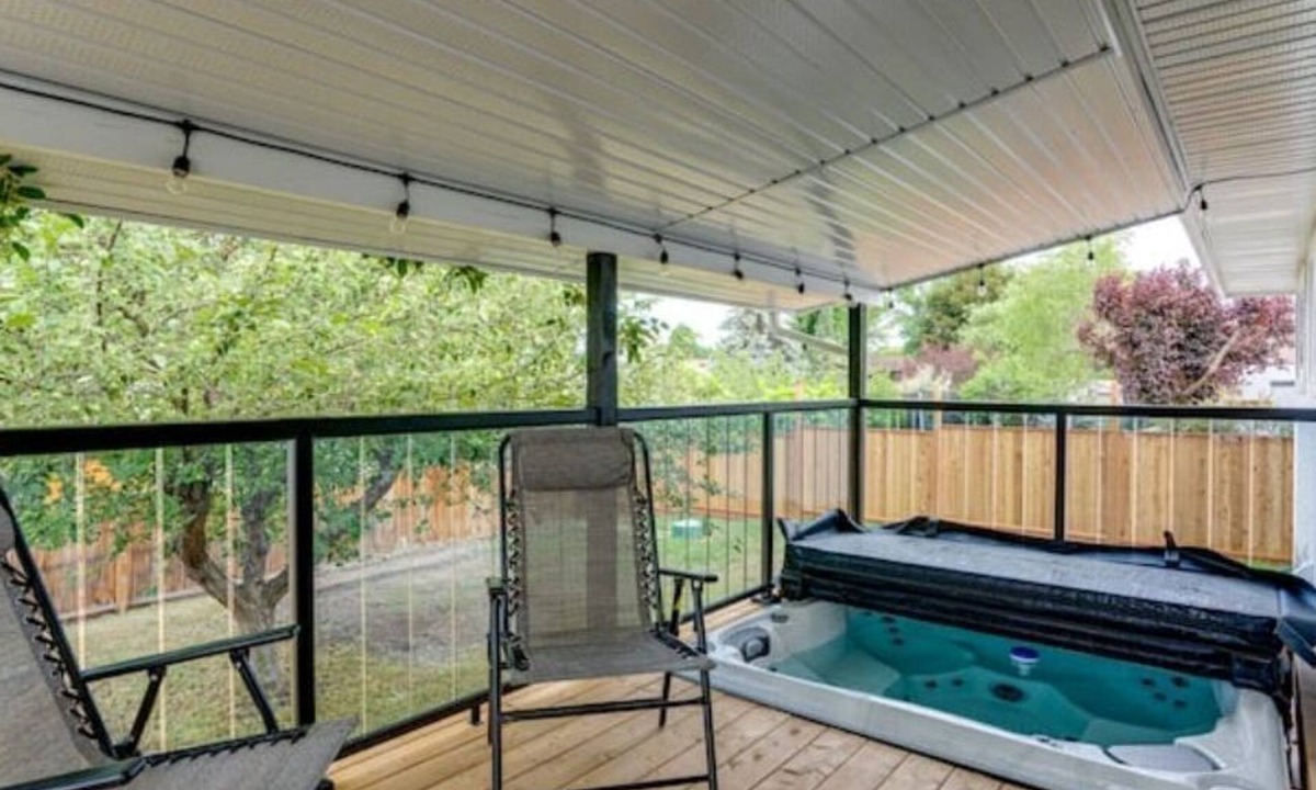 East Hill House | North Okanagan Jewel with hot tub