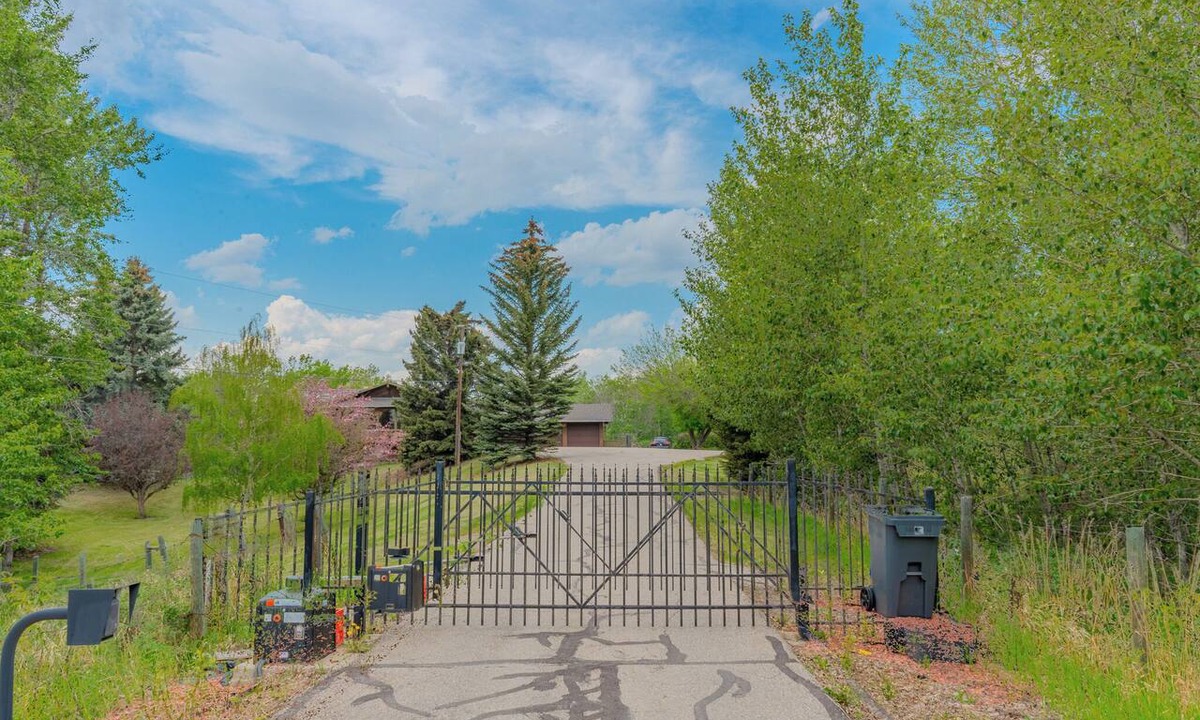 Calgary House | NW Calgary Luxury Retreat | 13 Wooded Acres | Near Airport, Banff & Kananaskis