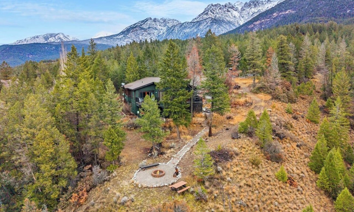 East Kootenay House | Oasis in the Woods | Theatre | 8.8 Acres | Hot Tub