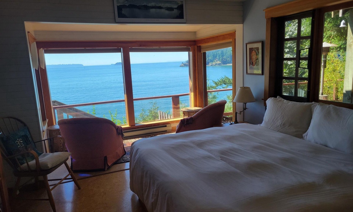 Bowen Island Cabin | Ocean & Mountain View Cabin