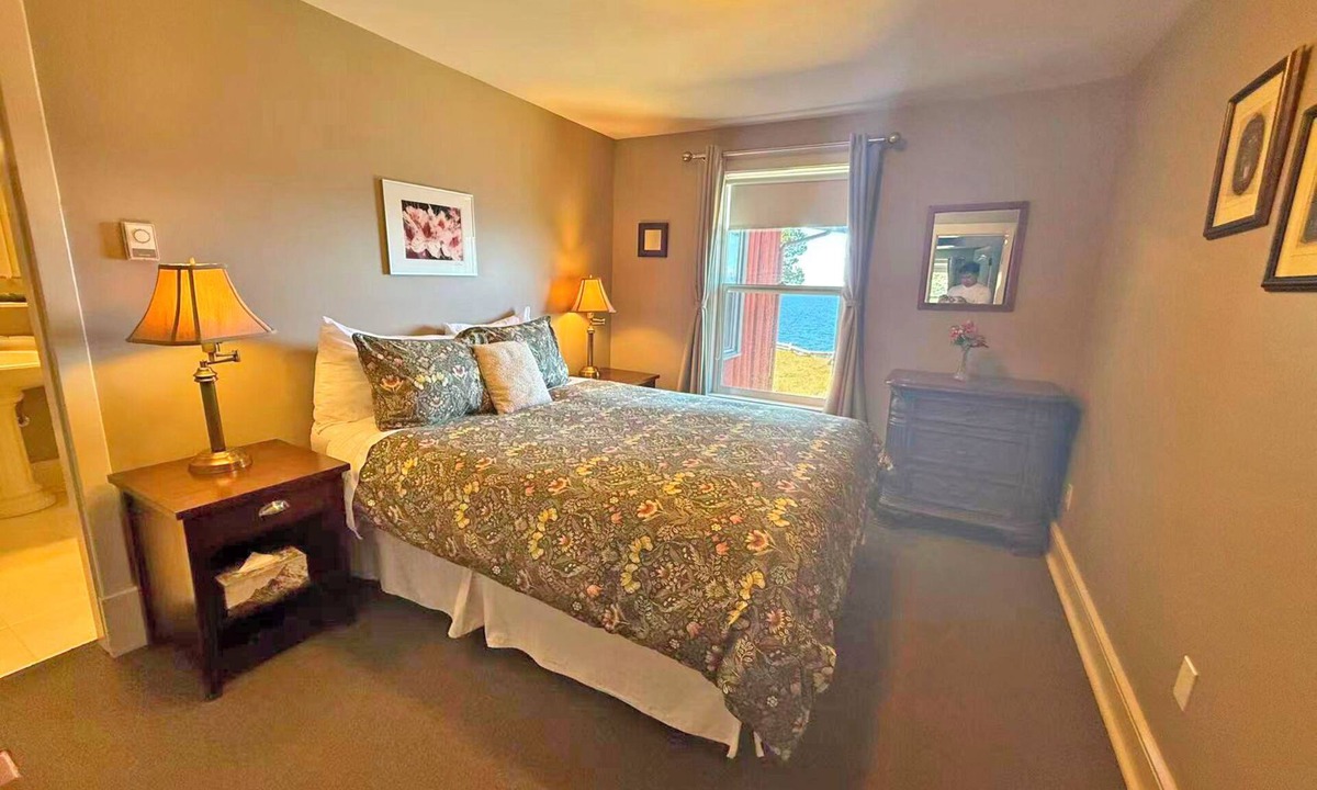 Regional District of Nanaimo Hotel | Oceanfront Suite with Relaxing Tub & Private Bath - Rm 6
