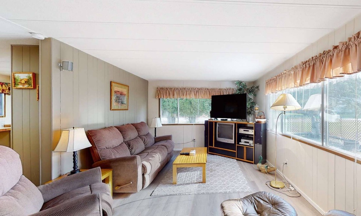 Christina Lake House | Okanagan - Lazy Dayz Cottage