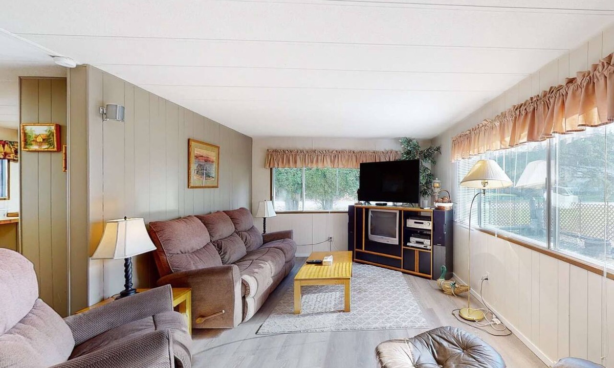Christina Lake House | Okanagan - Lazy Dayz Cottage & Jewels Bunkie