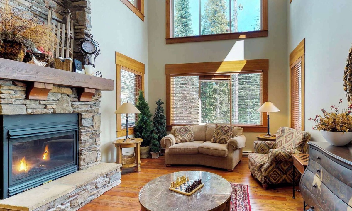 Snow Pine Estates House | Okanagan - Snowbanks 3