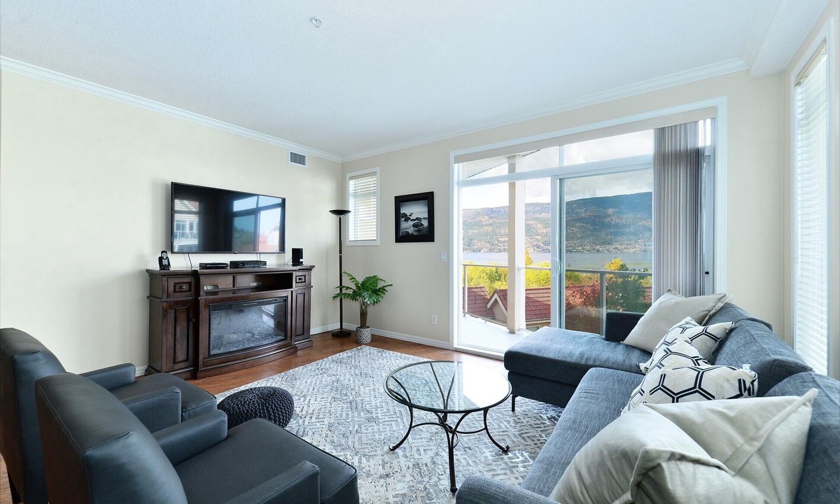 North End Condo | Okanagan Sunshine and 3 minute walk to Lake/Beach.