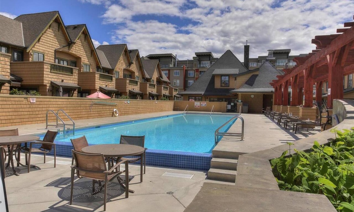 South Pandosy House | On the water, sleeps up to 12 people, with pool!