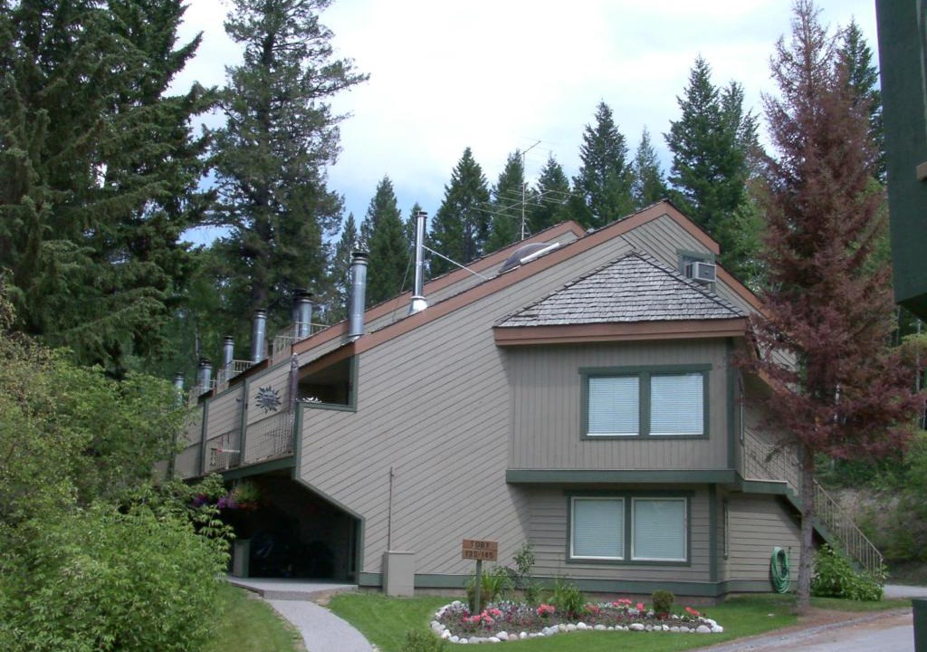 Windermere Resort | Open Aug 22 - Sept - Oct! Akiskinook 1 Bedroom Main Floor Townhome! Private Entrance!Sleeps 4! Sandy Beach Lakefront Resort! Tennis, Pickle, Basket Ball Courts, Indoor Pool, Hot Tub, Squash Court! Short Drive to Radium or Fairmont Hot Springs!