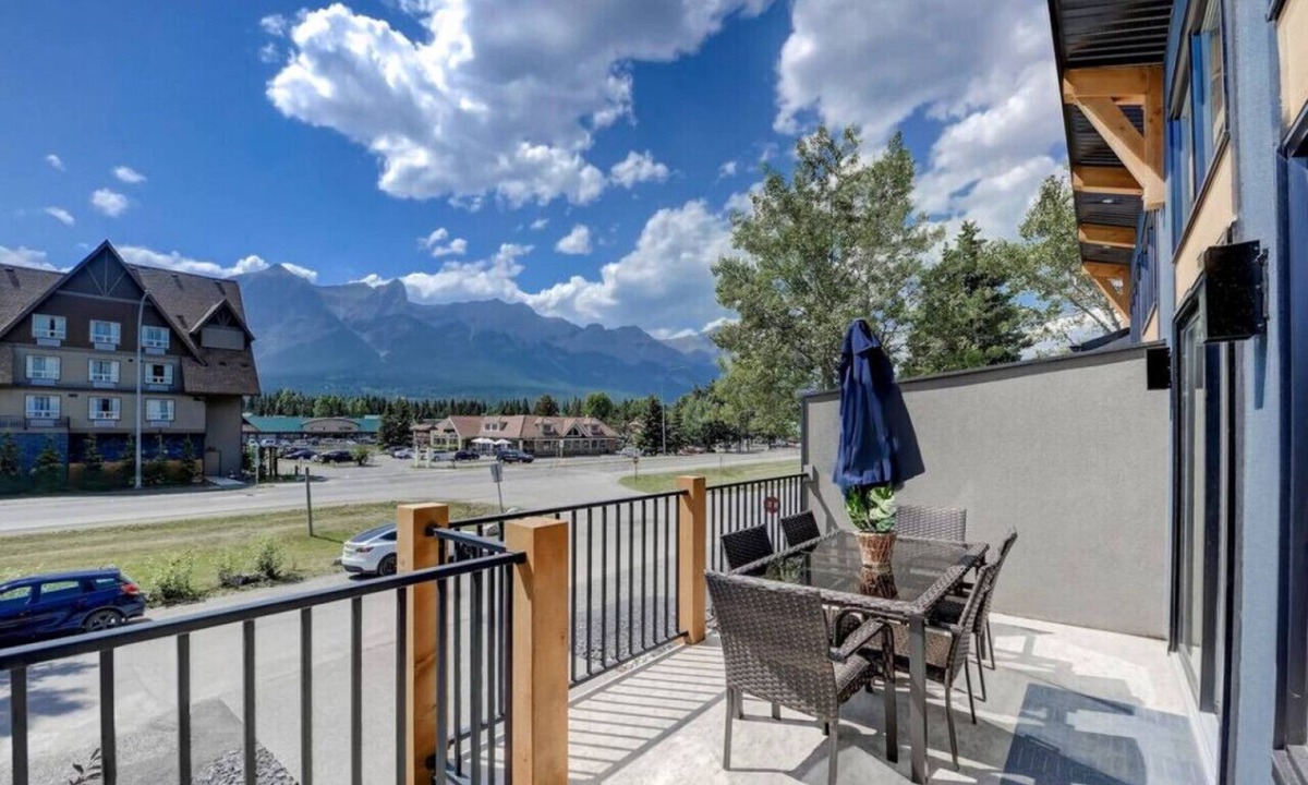 Teepee Town House | Panoramic Mountain Views, BBQ and Outdoor Patio