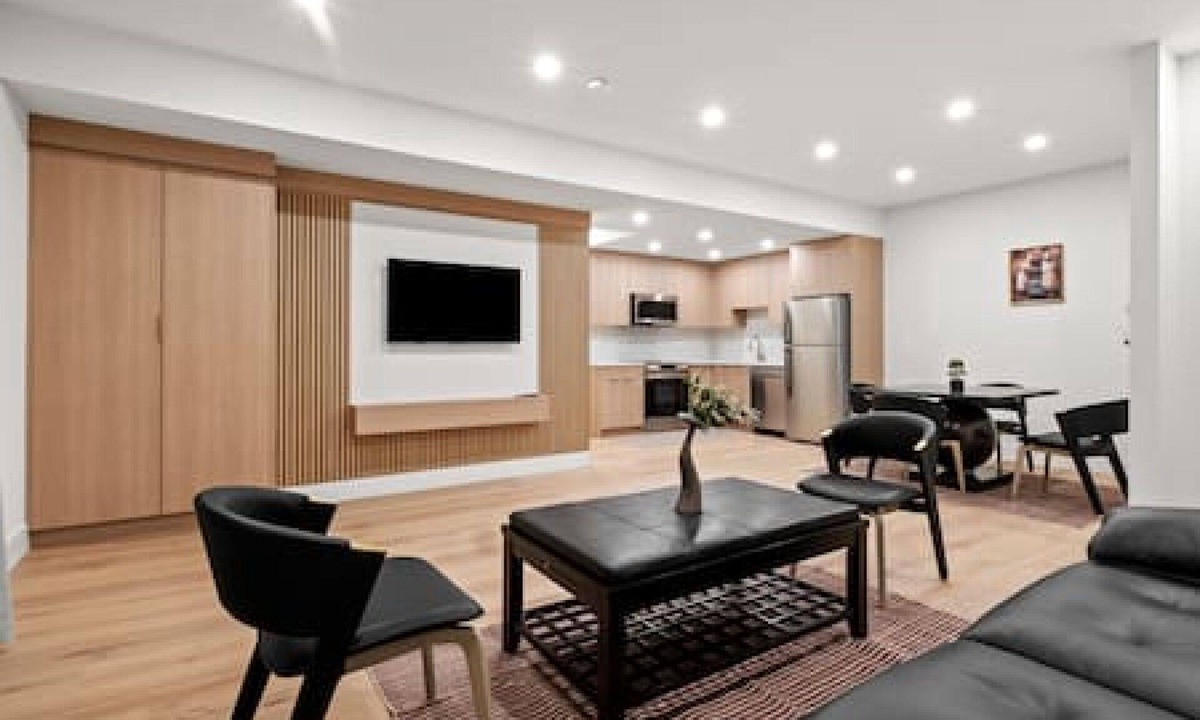 Banff Trail House | "Pavia" Suite, Private Entry, Short Walk to U of C