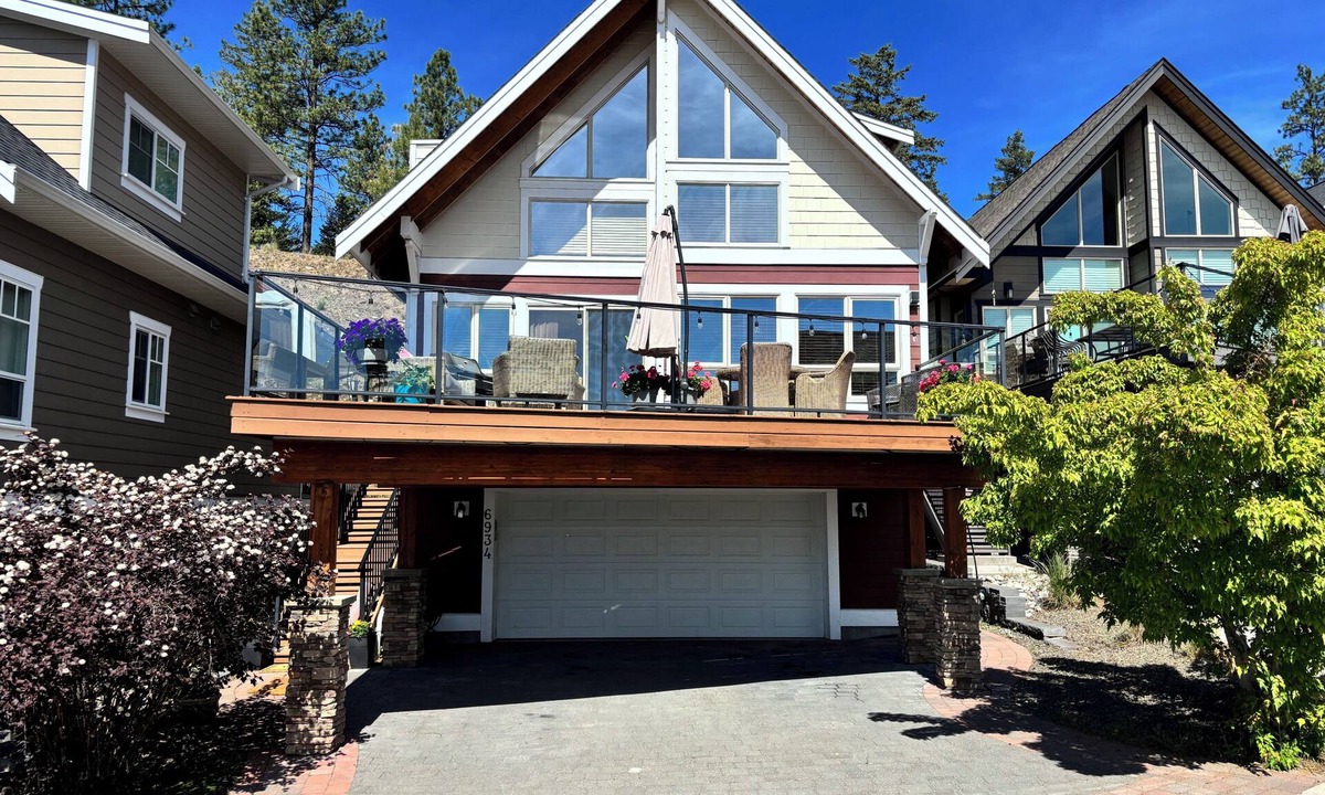 Central Okanagan Cottage | Peaceful Lakeview cottage, LaCasa resort, Okanagan lake, short walk to pool.