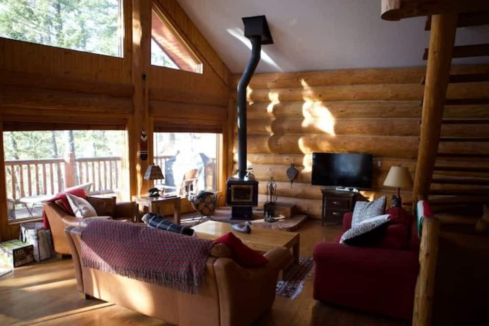 Central Kootenay Cabin | PERFECT FAMILY GETAWAY CABIN SLEEPS 12 WITH PRIVATE BEACH ON KOOTENAY LAKE