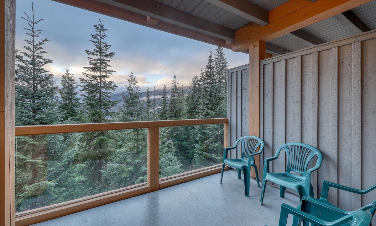 Nordic Estates House | Perfect first-floor townhome with patio, kitchen, fireplace & mountain/ski views
