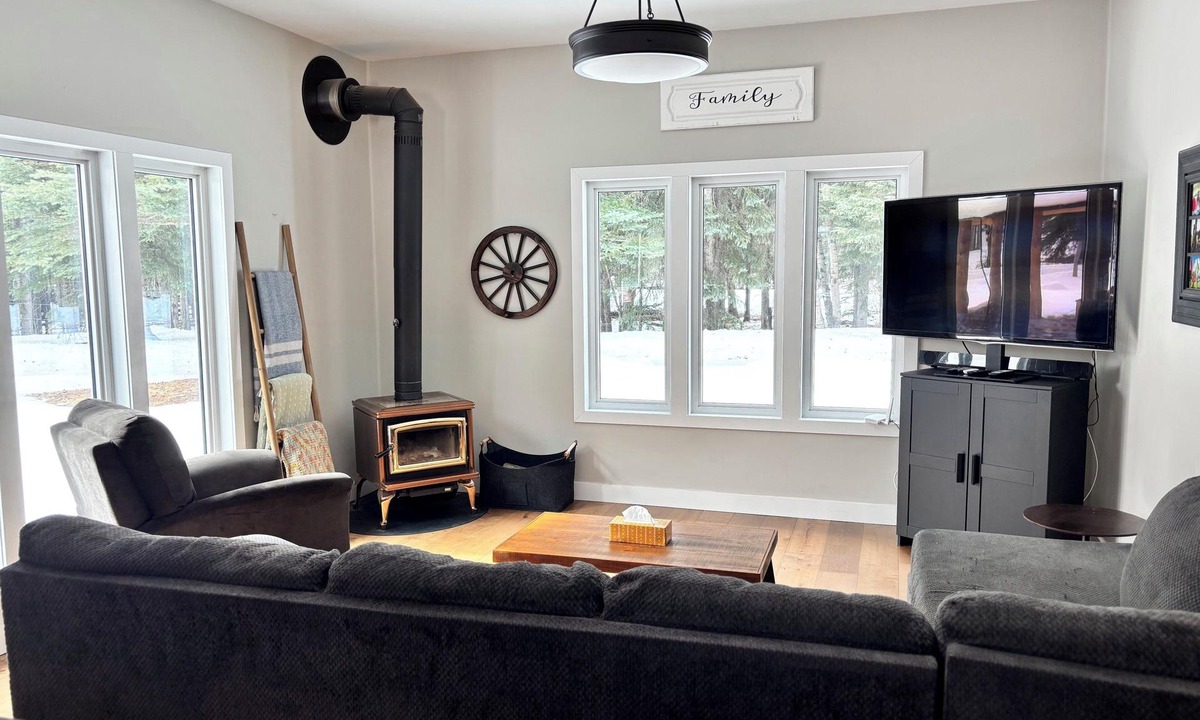 Hinton House | Perfect for families and large groups. 45 minutes drive to Jasper.