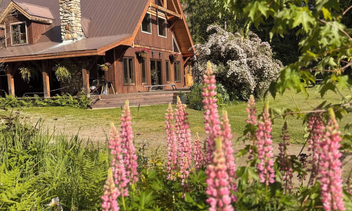 Revelstoke House | Perfect for small weddings. Ski Lodge on acreage close to RMR. Pet friendly!