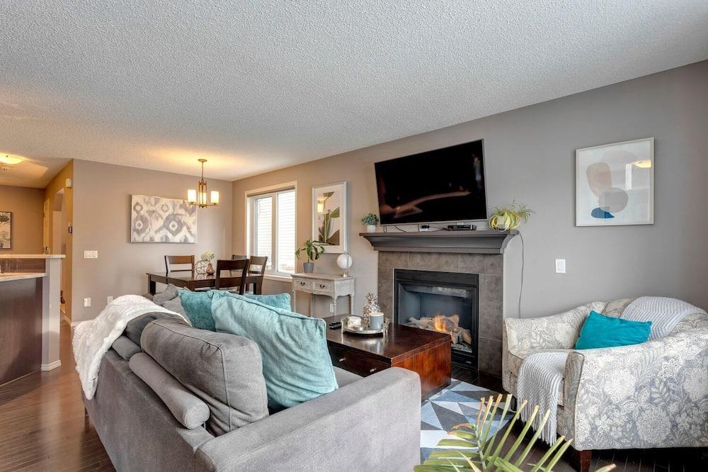 St. Albert House | Pet Friendly 3 Bedroom Home