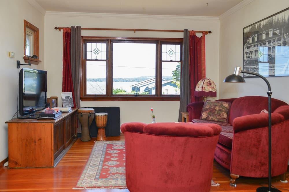 Union Bay House | Pet Friendly Cute Character Home - Steps To Ocean