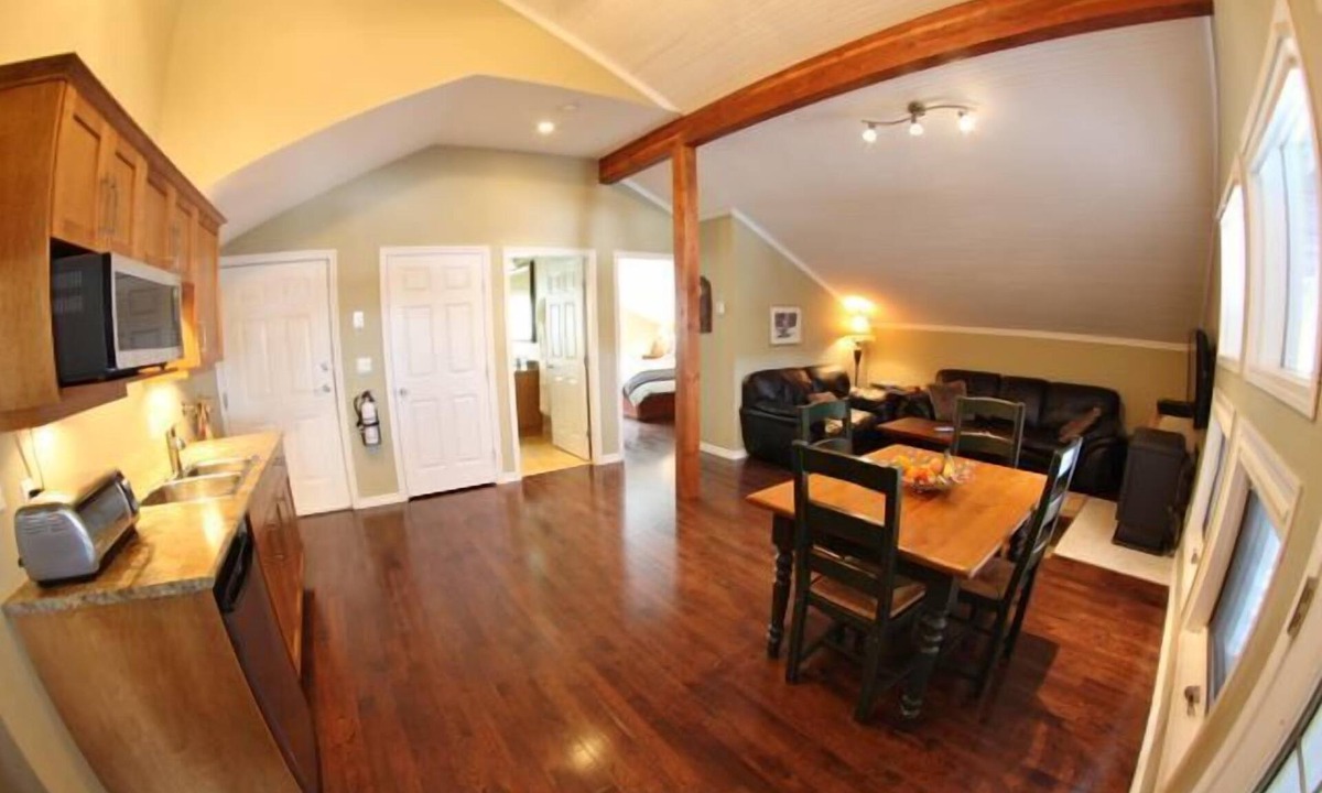 Revelstoke Bed & Breakfast | Powder Pillow B&B - 1 Bedroom Suite