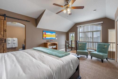 Sylvan Lake House | Prairie Oasis I Sleeps 16 l BBQ & Patio l Smart TV