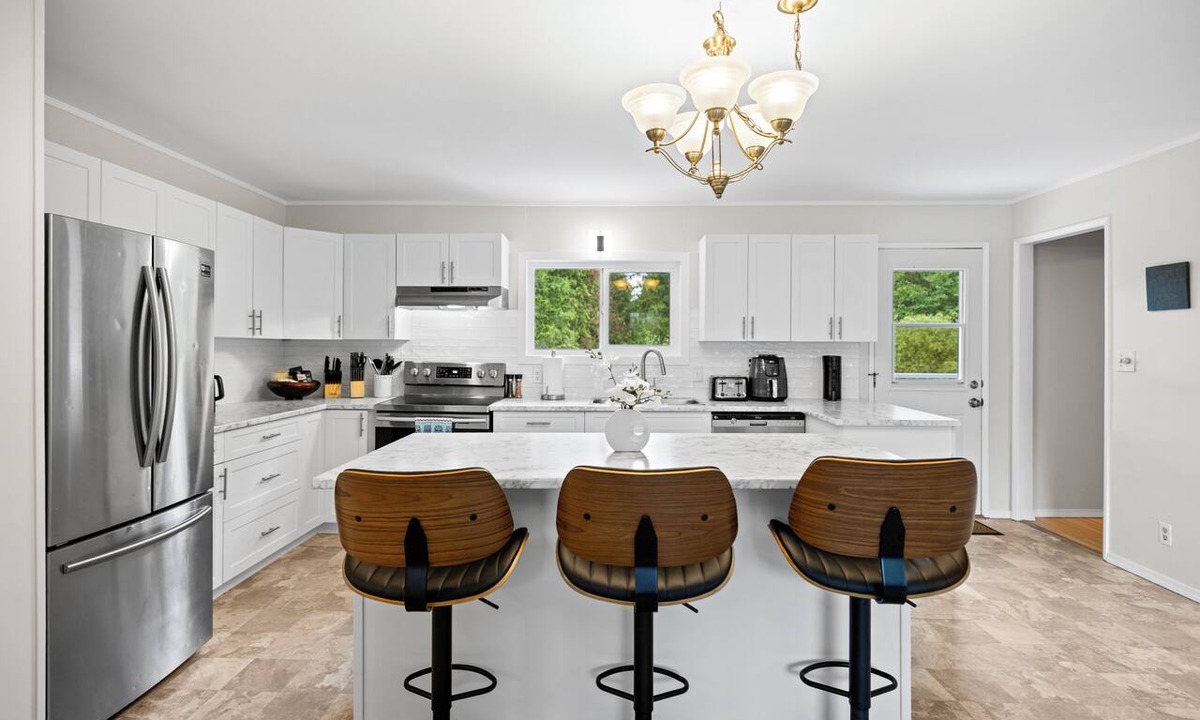 Regional District of Nanaimo House | Private 5-Bed Retreat with Hot Tub Near Qualicum Beach