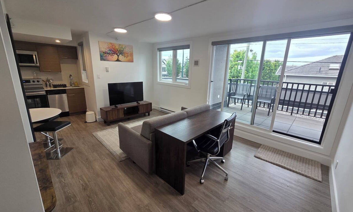 Sunset Apartment | Private Apartment | Elevator | Clean & Bright