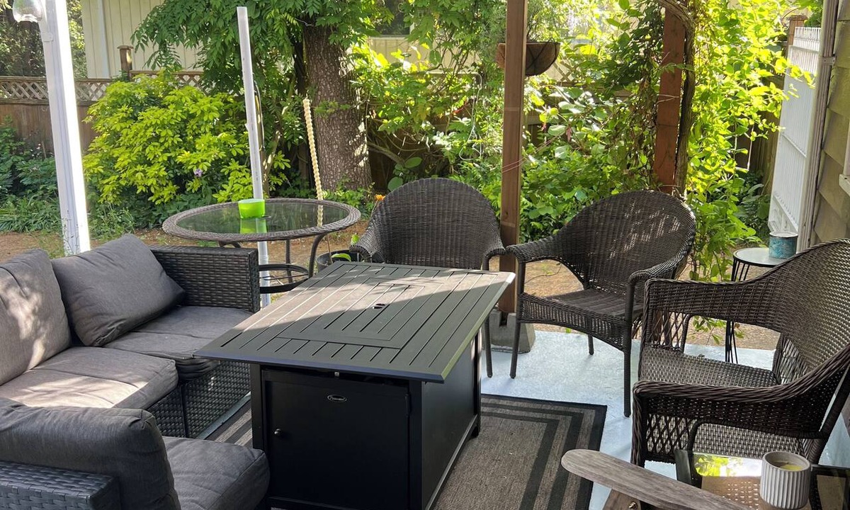 Burnaby House | Private Getaway in South Burnaby, with parking and near transit to Vancouver