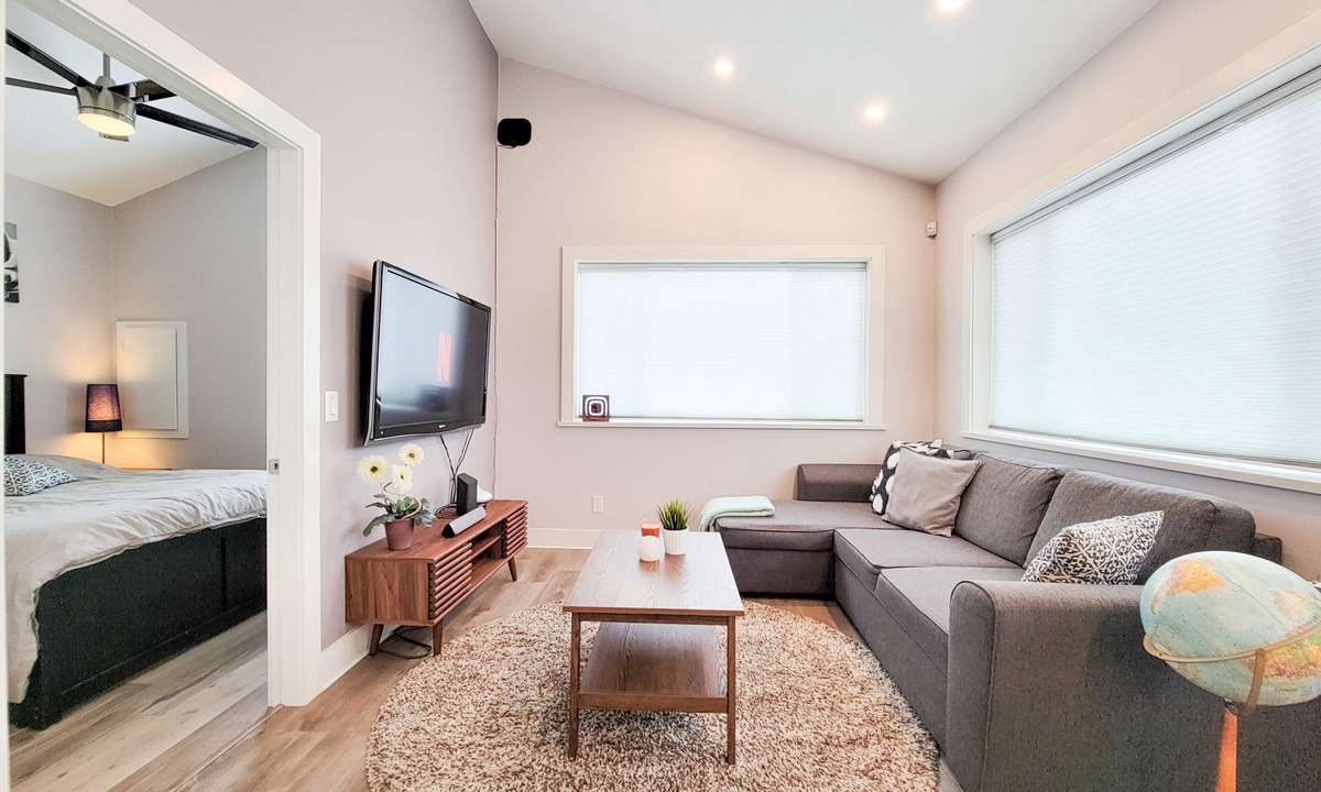 Knight House | ☀Private Guest Home Filled w/Natural Light☀ Central Vancouver ☆ Kensington Park