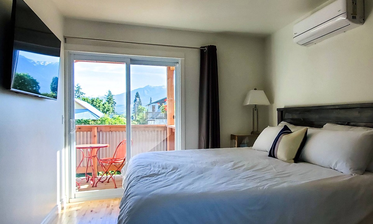 Kaslo House | Private guest house in central location.