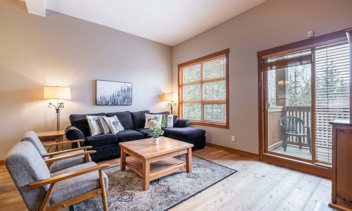 Upper Village Condo | Private Hot Tub | BBQ | Free parking | Ski-in/out