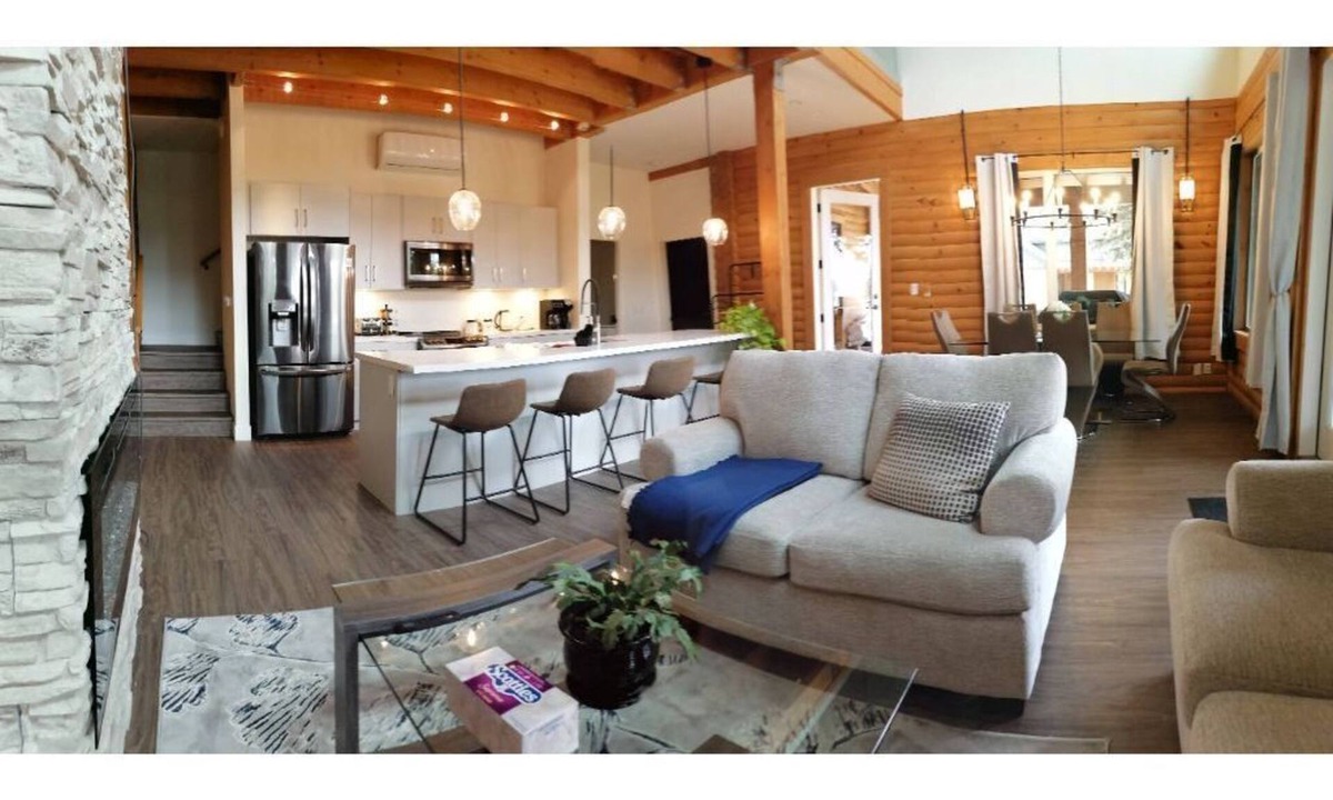Central Okanagan Cabin | Private hot tub cabin near Big White sleeps 12
