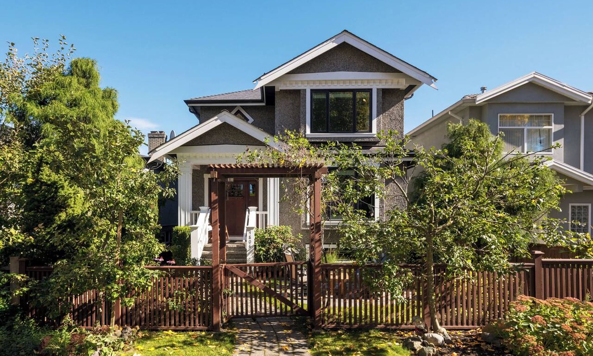 Knight House | Private King Suite near Main & Fraser