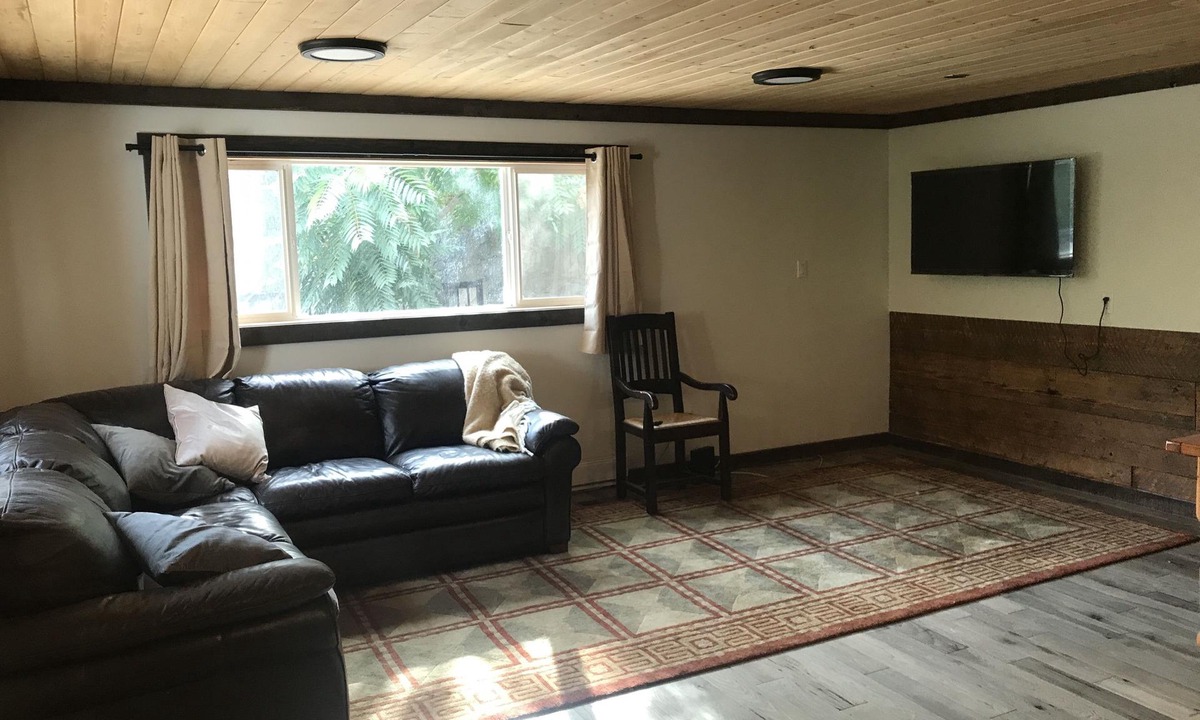 Lillooet House | Private, modern house nestled in the mountains overlooking the Fraser River.