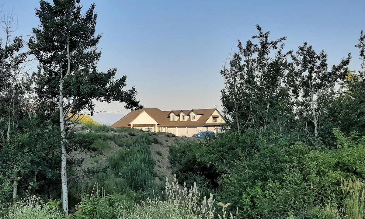 Vernon Apartment | Private. One bedroom apt. on acreage in Exclusive Neighborhood. Spectacular View