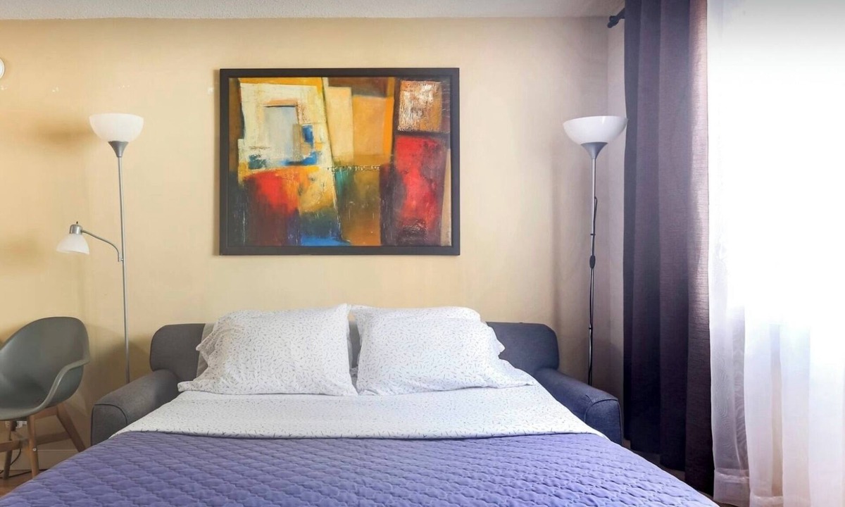 Downtown Edmonton Condo | Private Rooms Downtown River Valley Condo Men only Non Smoking.