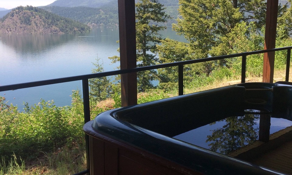 Blind Bay Apartment | Private suite! This house is the Iconic house of the Shuswap lake!