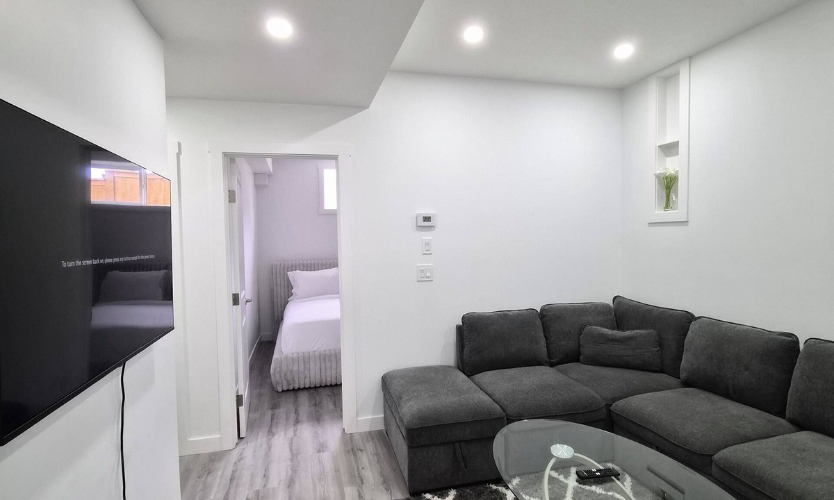 Chestermere House | Quaint 2-bedroom house in Chestermere perfect for relaxing stays