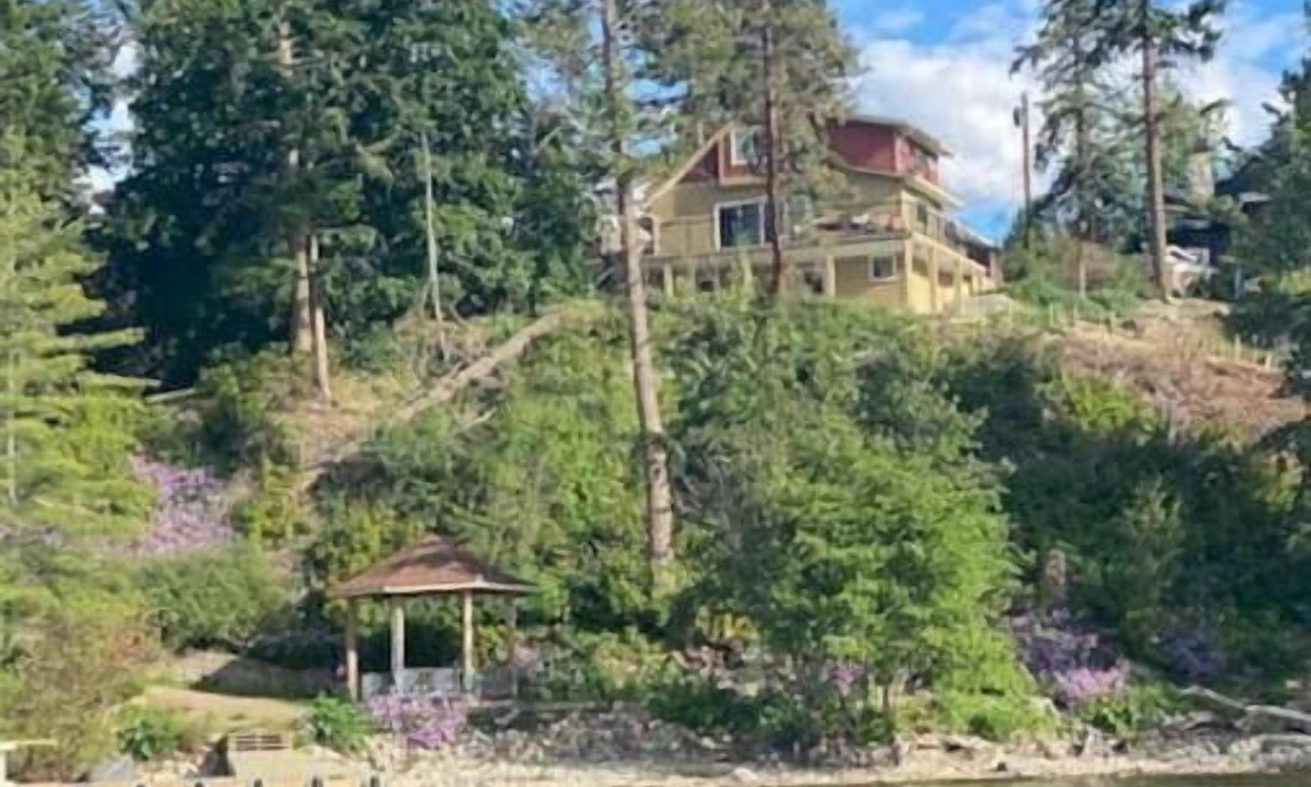 Southwest Mission House | Quaint Okanagan Lake lifestyle.