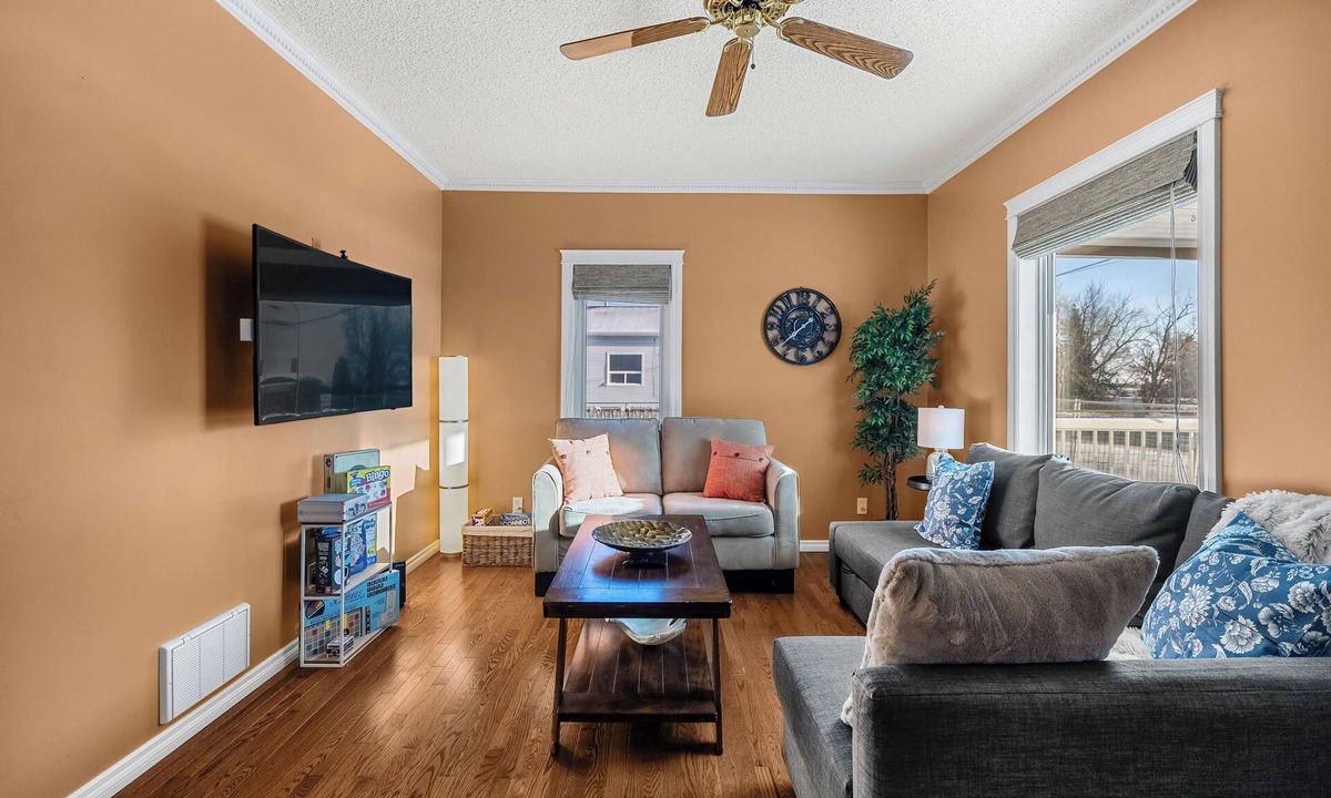 Beaumont House | Quiet Beaumont heritage home near shops, dining and airport. Pet friendly.