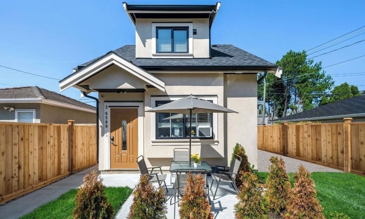 Killarney Villa | Quiet Modern 3BR Laneway | Easy Access to Downtown