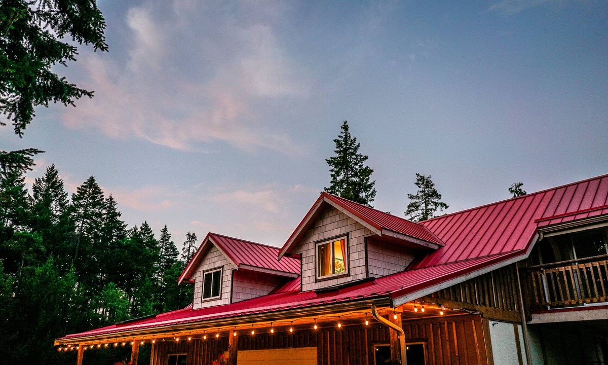 Regional District of Nanaimo House | Quirky Farm Stay - 2 Bedrooms - Hot tub